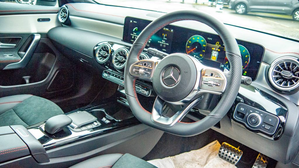 Mercedes CLA cockpit amg line