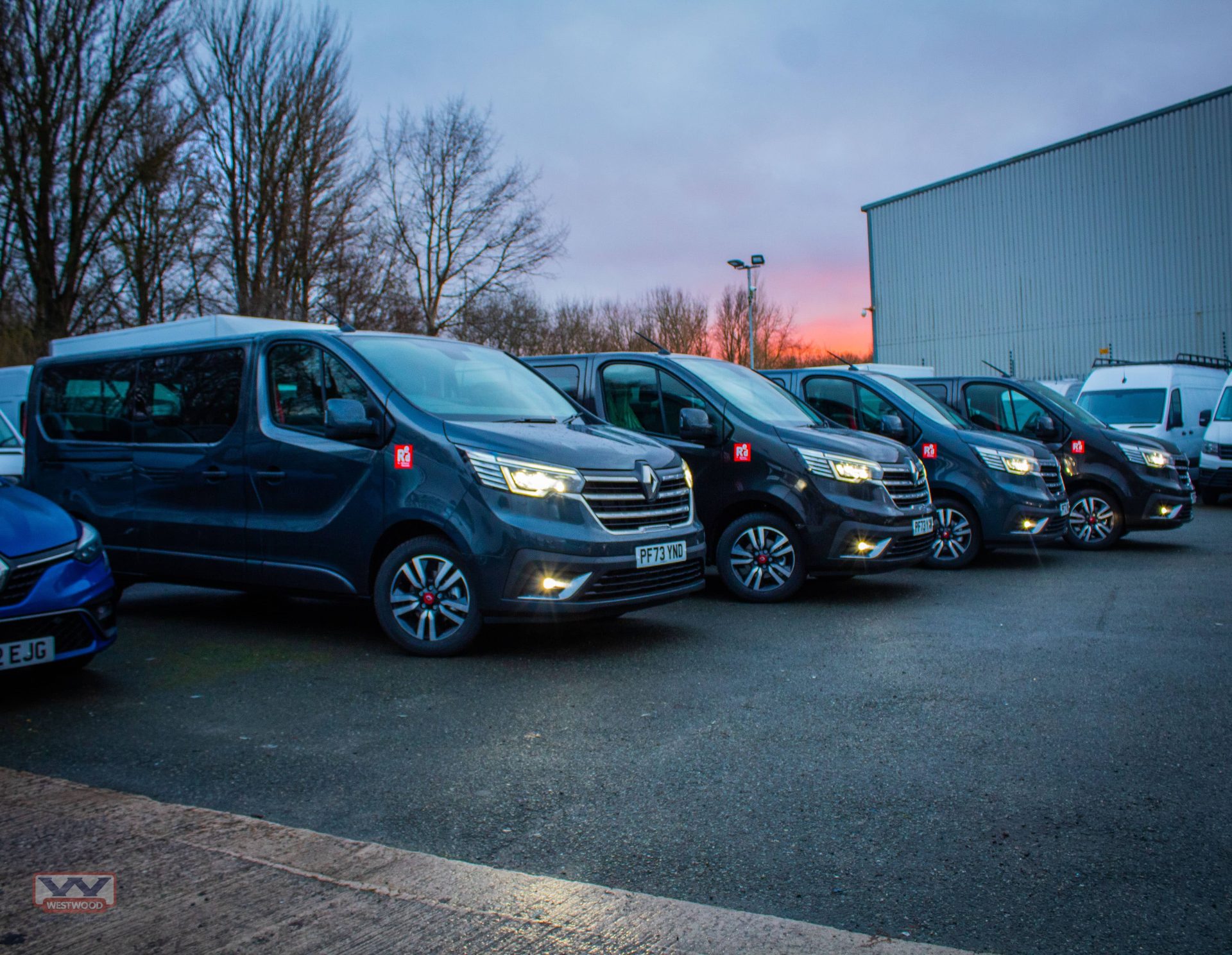 Renault Trafic Mini Bus -01