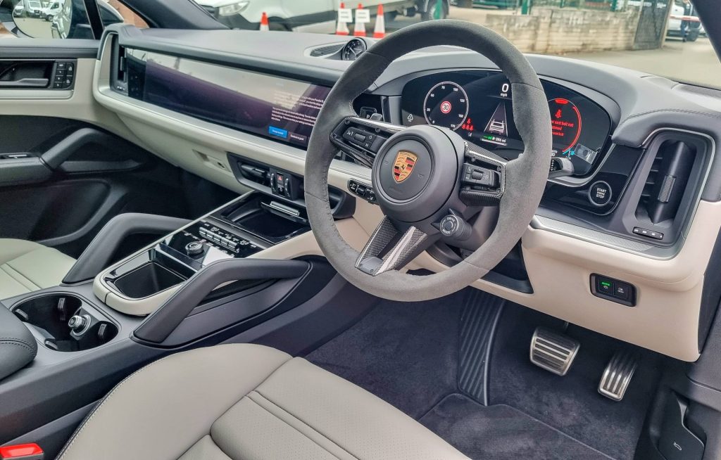 Porsche Cayenne e Hybrid cockpit view