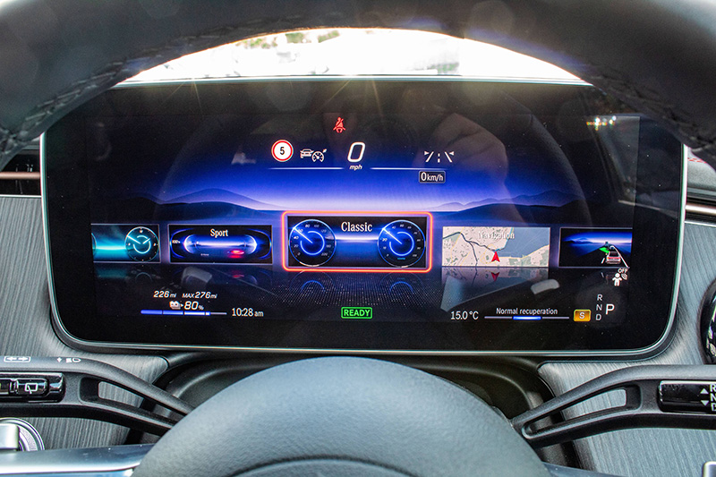 Mercedes EQE SUV Instrument panel options